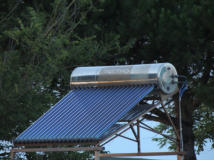Warmwasser Solarkollektor mit Speicher auf Campingplatz